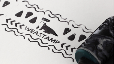 WeaStamp özel tasarım roller stamp ile kraft ambalaj markalama